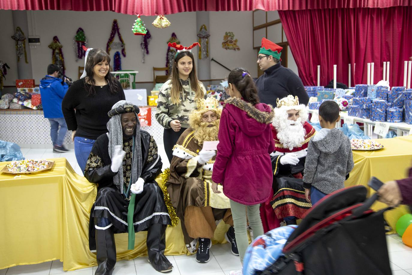 Multitudinario reparto de raciones en la plaza del Ayuntamiento y tarde de ilusión en el Ensanche y Los Mateos con sus majestades