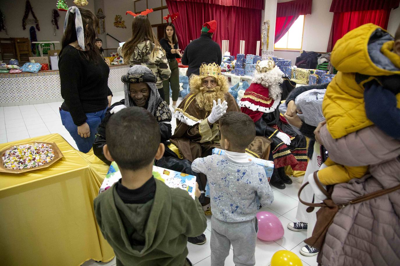 Multitudinario reparto de raciones en la plaza del Ayuntamiento y tarde de ilusión en el Ensanche y Los Mateos con sus majestades