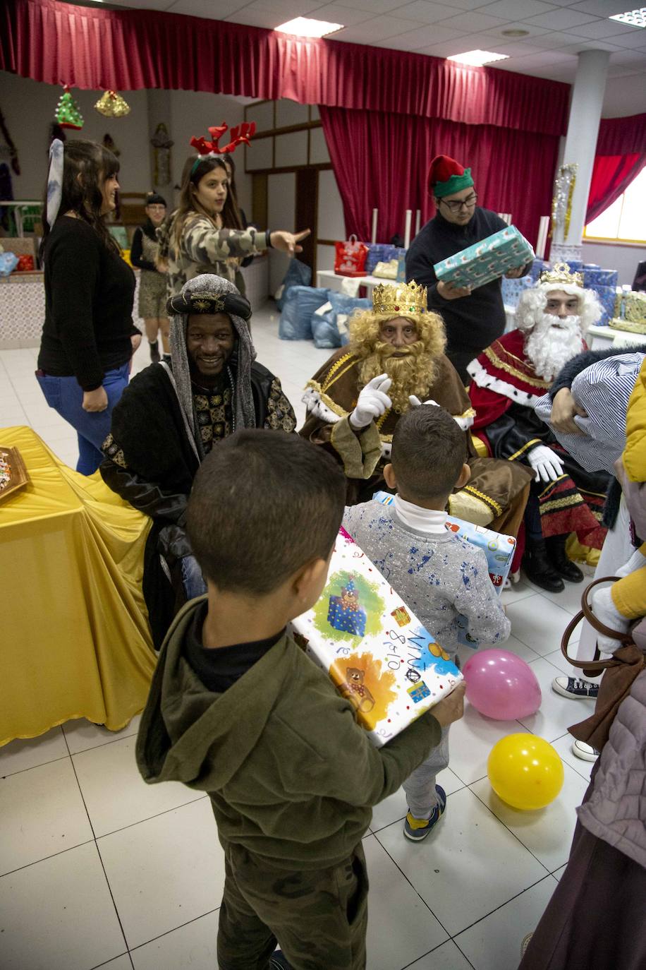 Multitudinario reparto de raciones en la plaza del Ayuntamiento y tarde de ilusión en el Ensanche y Los Mateos con sus majestades
