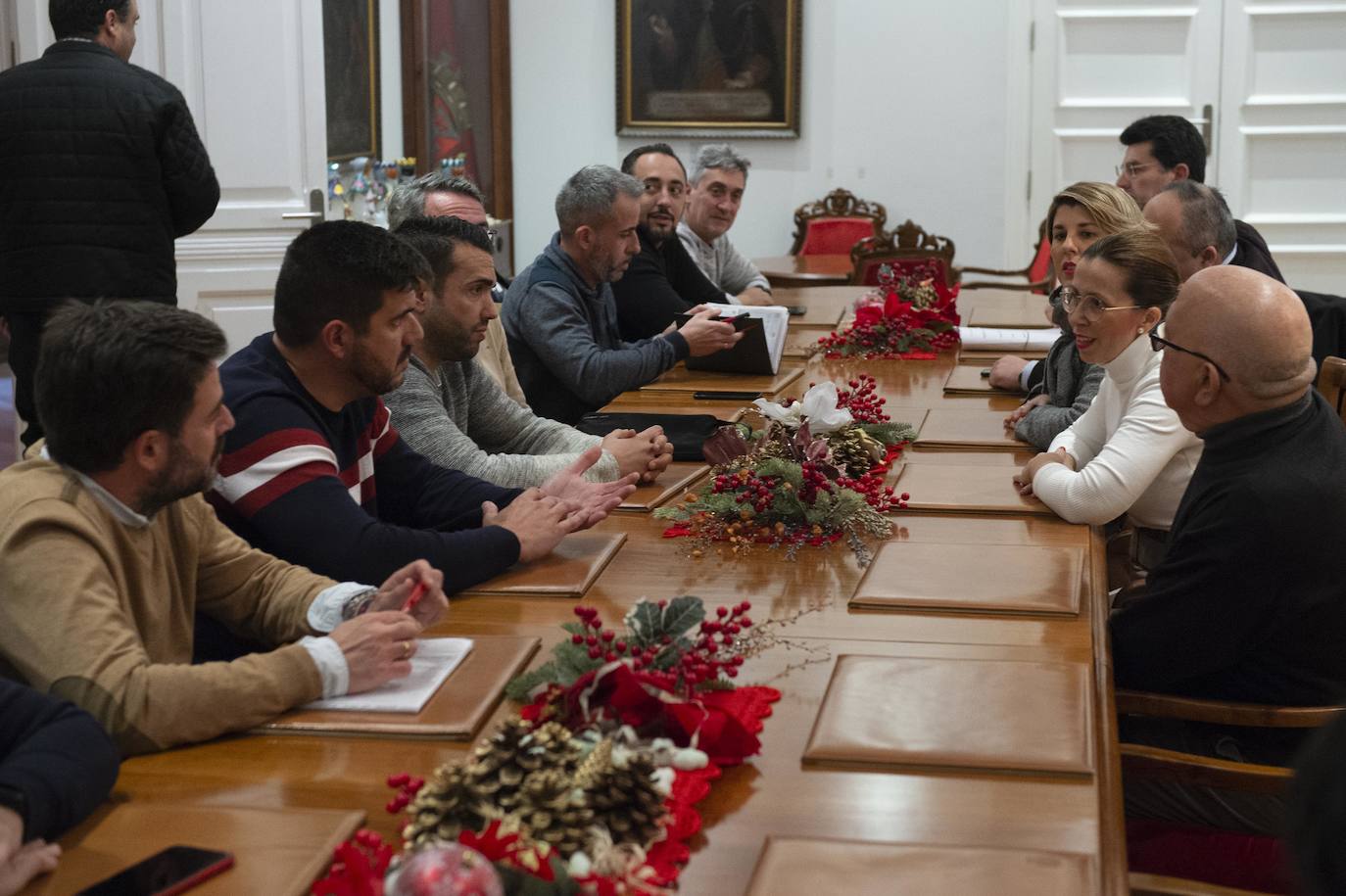 Multitudinario reparto de raciones en la plaza del Ayuntamiento y tarde de ilusión en el Ensanche y Los Mateos con sus majestades