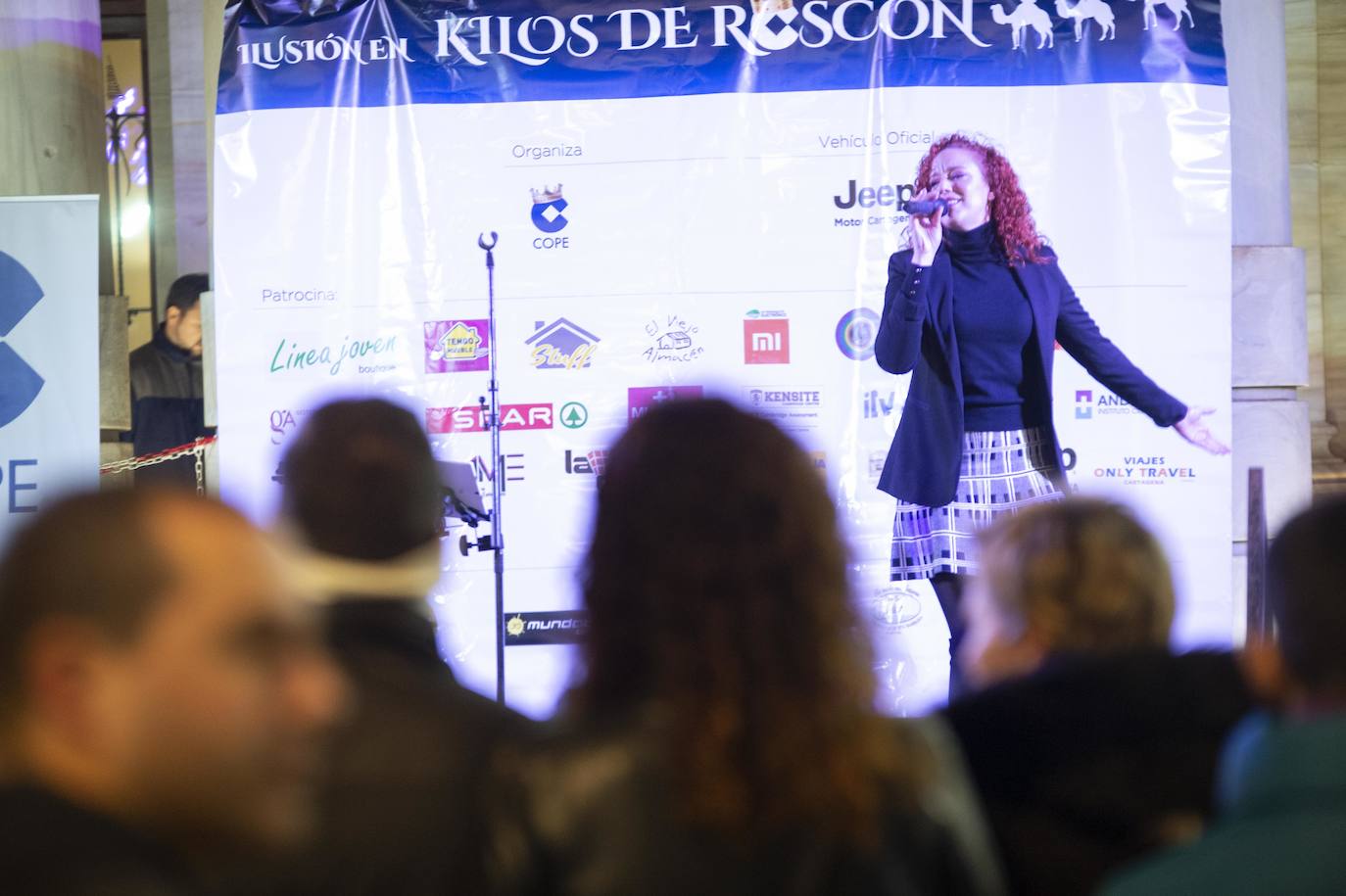 Multitudinario reparto de raciones en la plaza del Ayuntamiento y tarde de ilusión en el Ensanche y Los Mateos con sus majestades