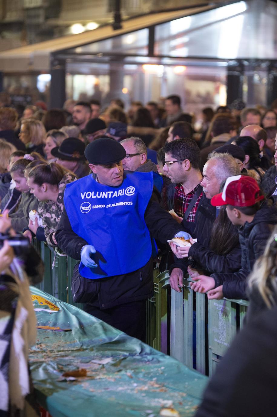 Multitudinario reparto de raciones en la plaza del Ayuntamiento y tarde de ilusión en el Ensanche y Los Mateos con sus majestades