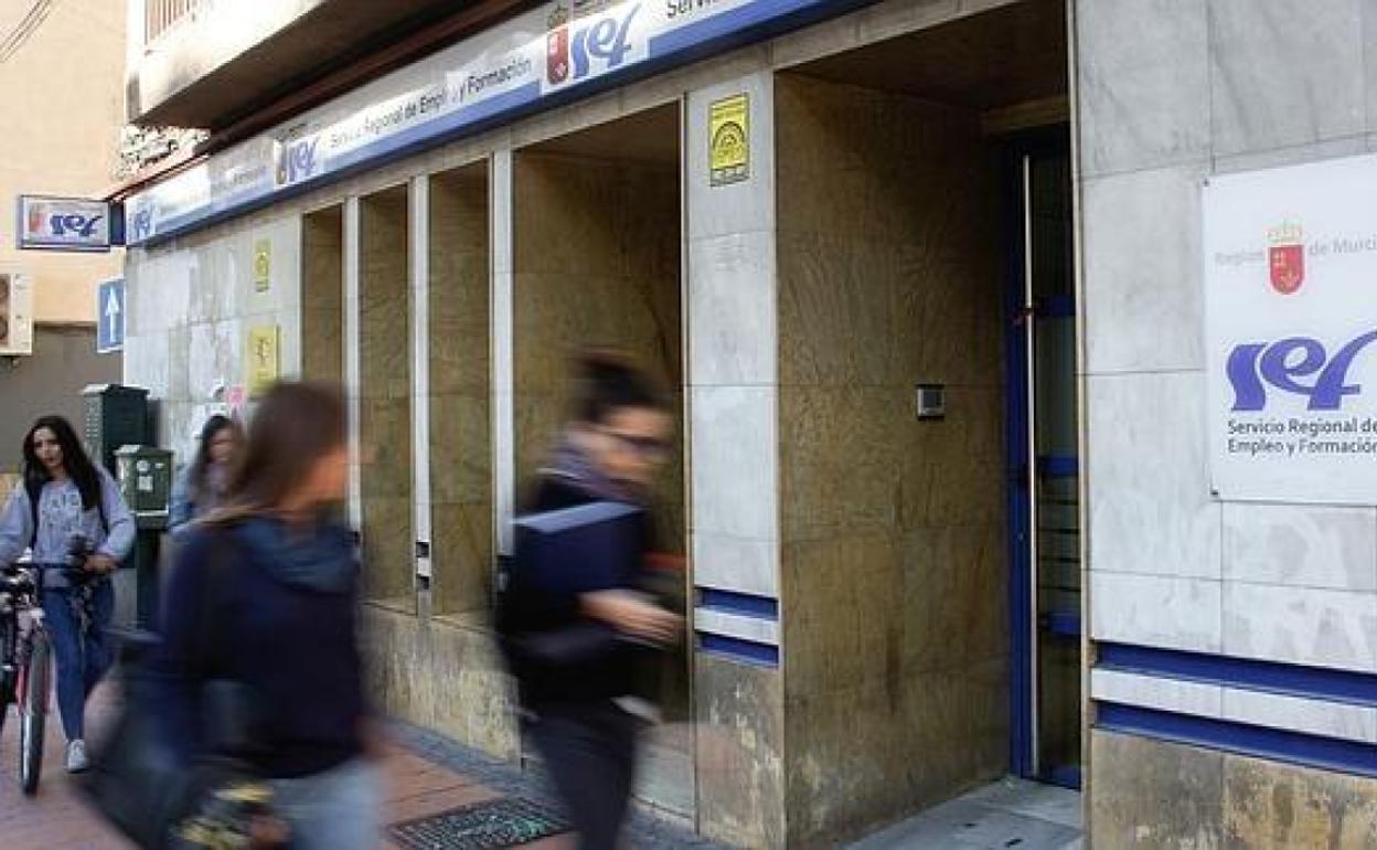 Jóvenes frente a una oficina del SEF en una foto de archivo.
