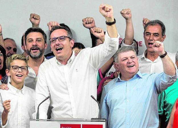 Conesa celebra su victoria en la segunda vuelta de las primarias del PSRM, en enero de 2018, flanqueado por Joaquín López -detrás de él, a la izquierda- y José Vélez -derecha-. 