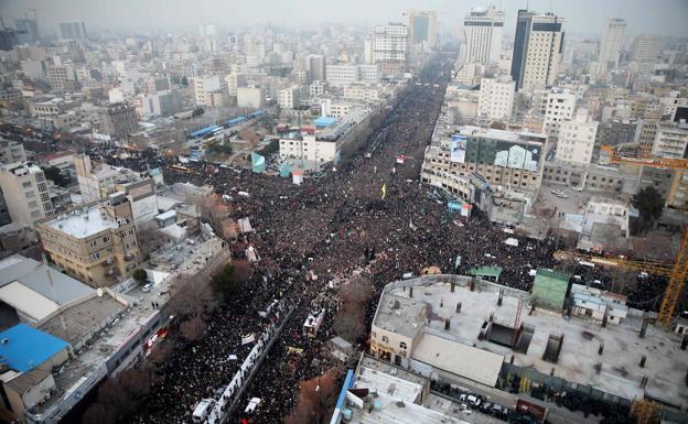 Manifestación multitudinaria en la ciudad iraní de Mashhad.