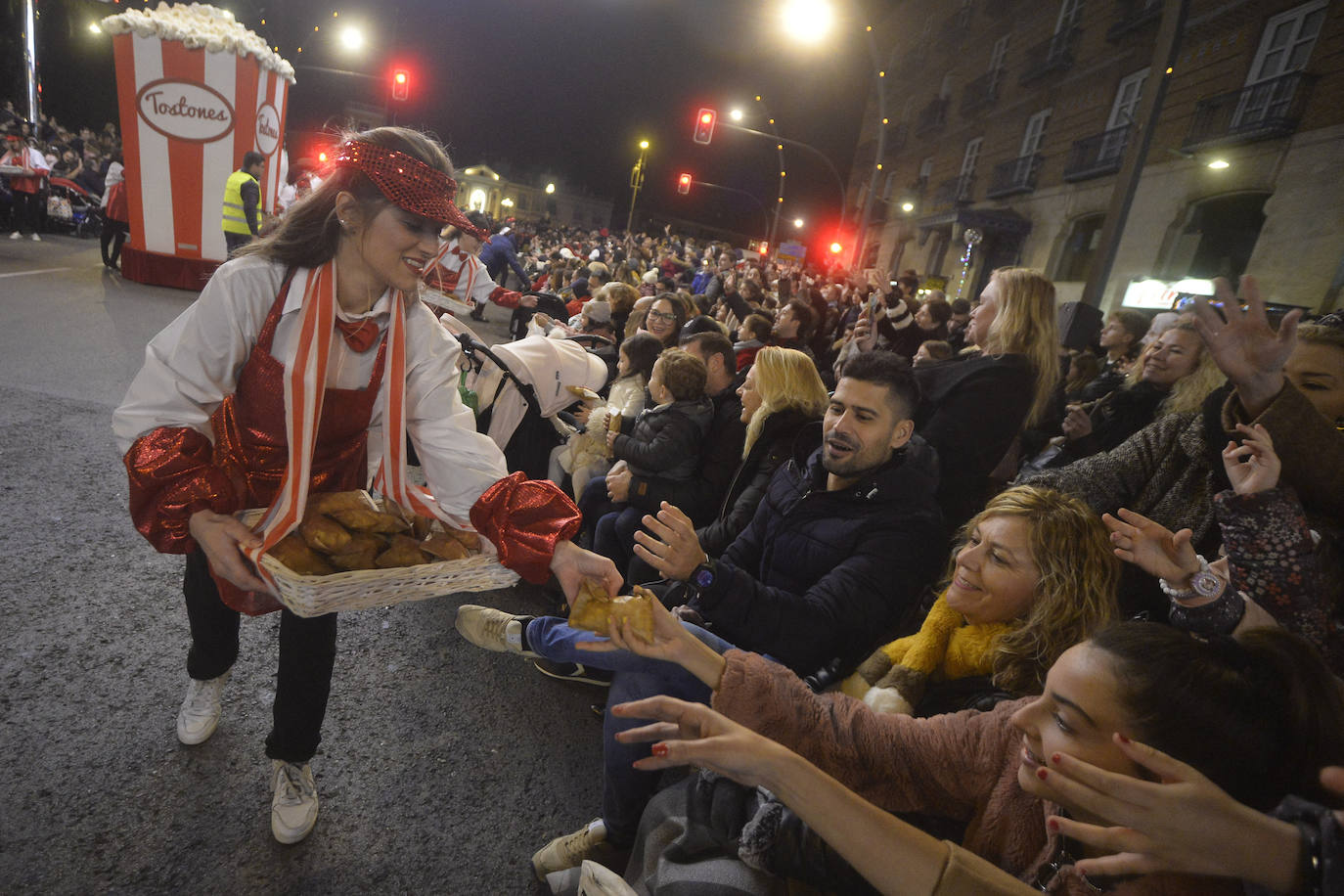 La cabalgata llena la ciudad de luz y sonido en un desfile con el cine como protagonista. 