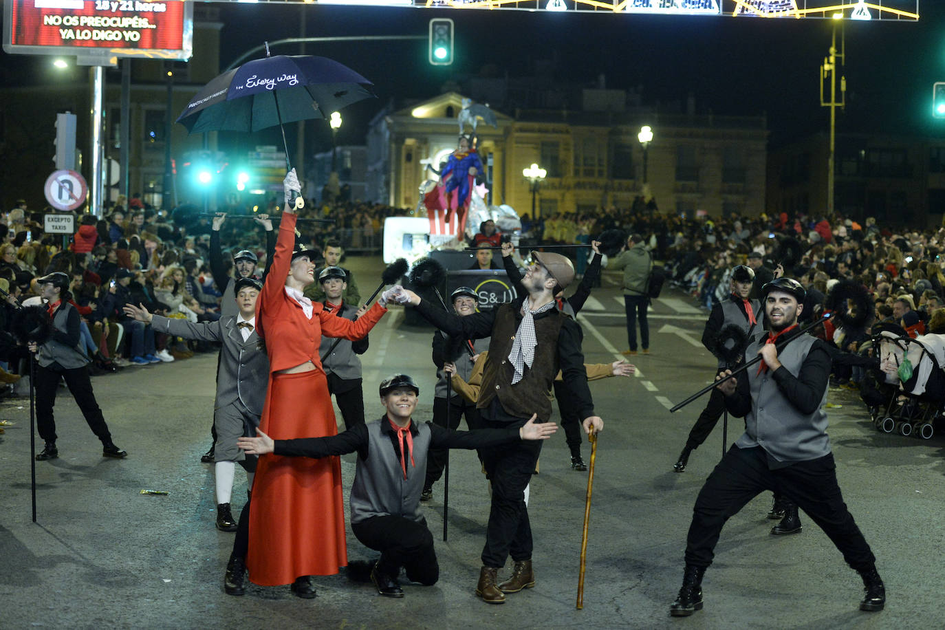La cabalgata llena la ciudad de luz y sonido en un desfile con el cine como protagonista. 