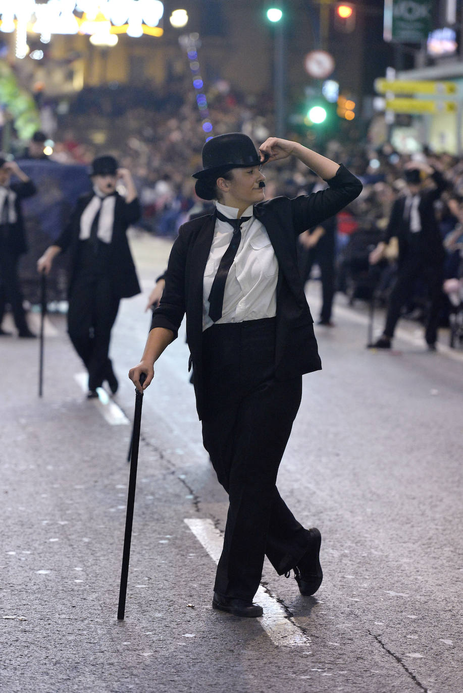 La cabalgata llena la ciudad de luz y sonido en un desfile con el cine como protagonista. 
