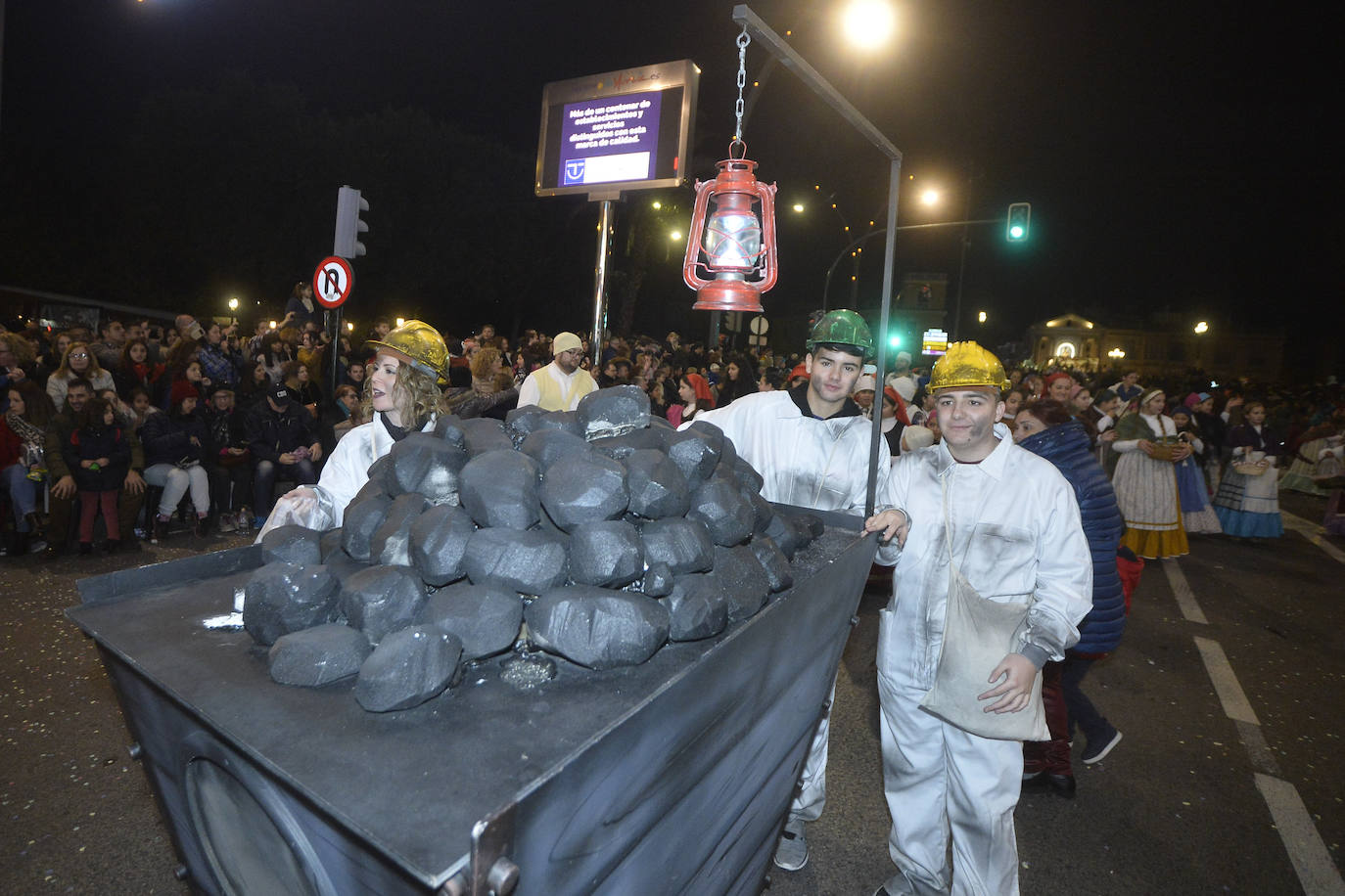 La cabalgata llena la ciudad de luz y sonido en un desfile con el cine como protagonista. 