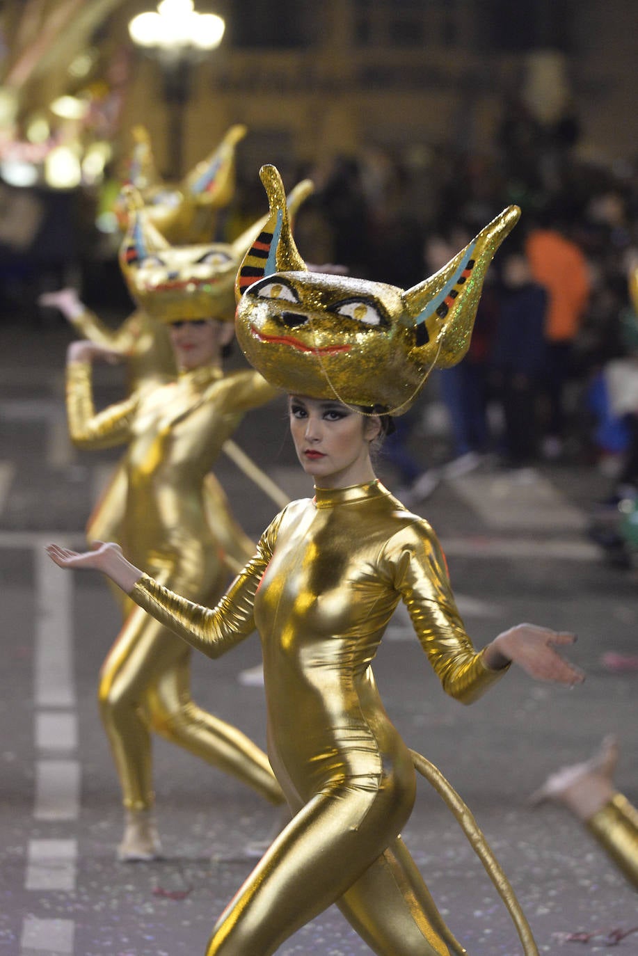La cabalgata llena la ciudad de luz y sonido en un desfile con el cine como protagonista. 