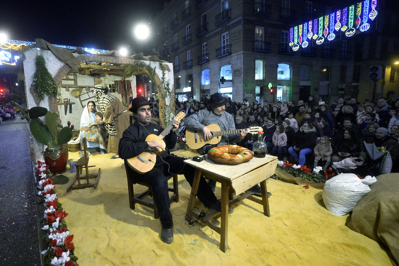 La cabalgata llena la ciudad de luz y sonido en un desfile con el cine como protagonista. 