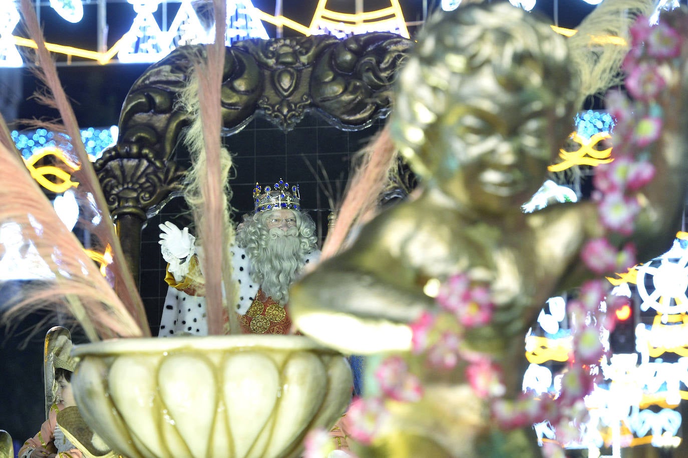 La cabalgata llena la ciudad de luz y sonido en un desfile con el cine como protagonista. 