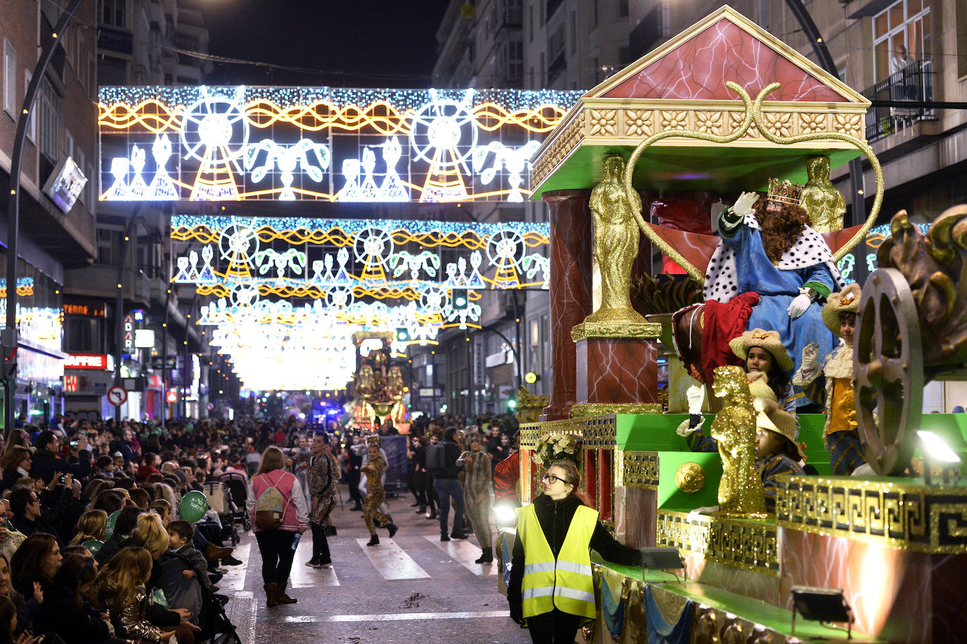 La cabalgata llena la ciudad de luz y sonido en un desfile con el cine como protagonista. 