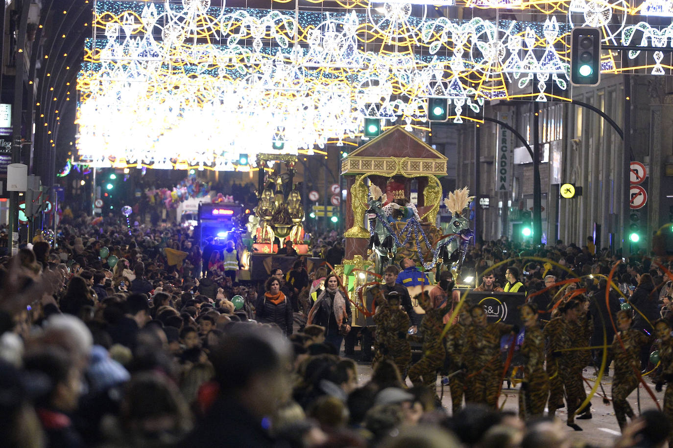 La cabalgata llena la ciudad de luz y sonido en un desfile con el cine como protagonista. 