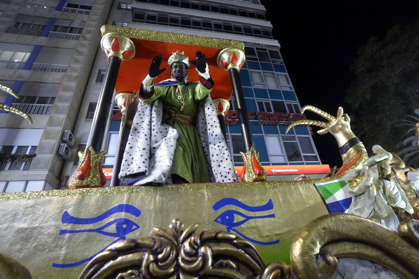 La cabalgata llena la ciudad de luz y sonido en un desfile con el cine como protagonista. 