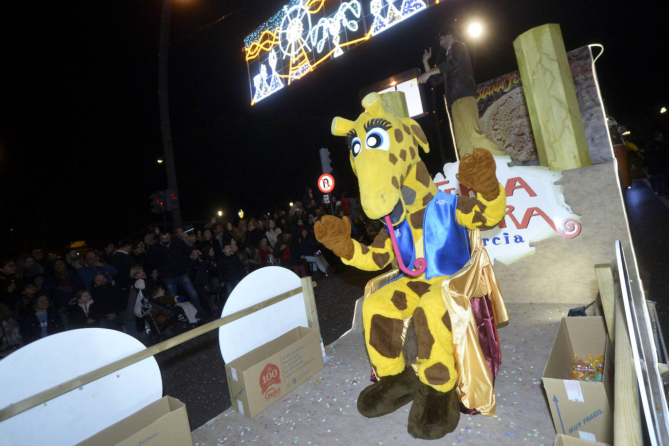 La cabalgata llena la ciudad de luz y sonido en un desfile con el cine como protagonista. 
