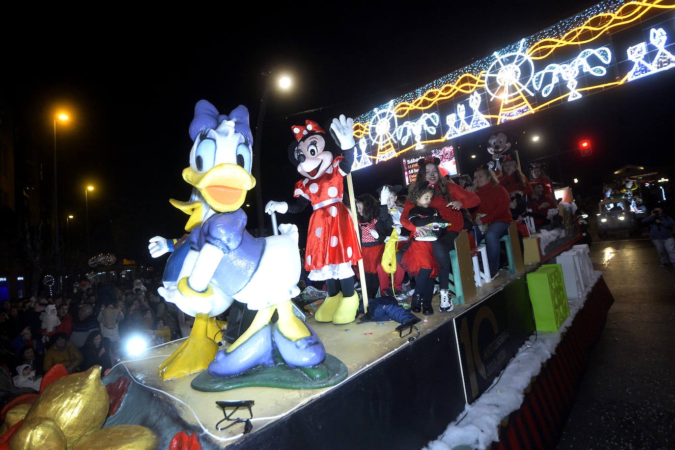 La cabalgata llena la ciudad de luz y sonido en un desfile con el cine como protagonista. 