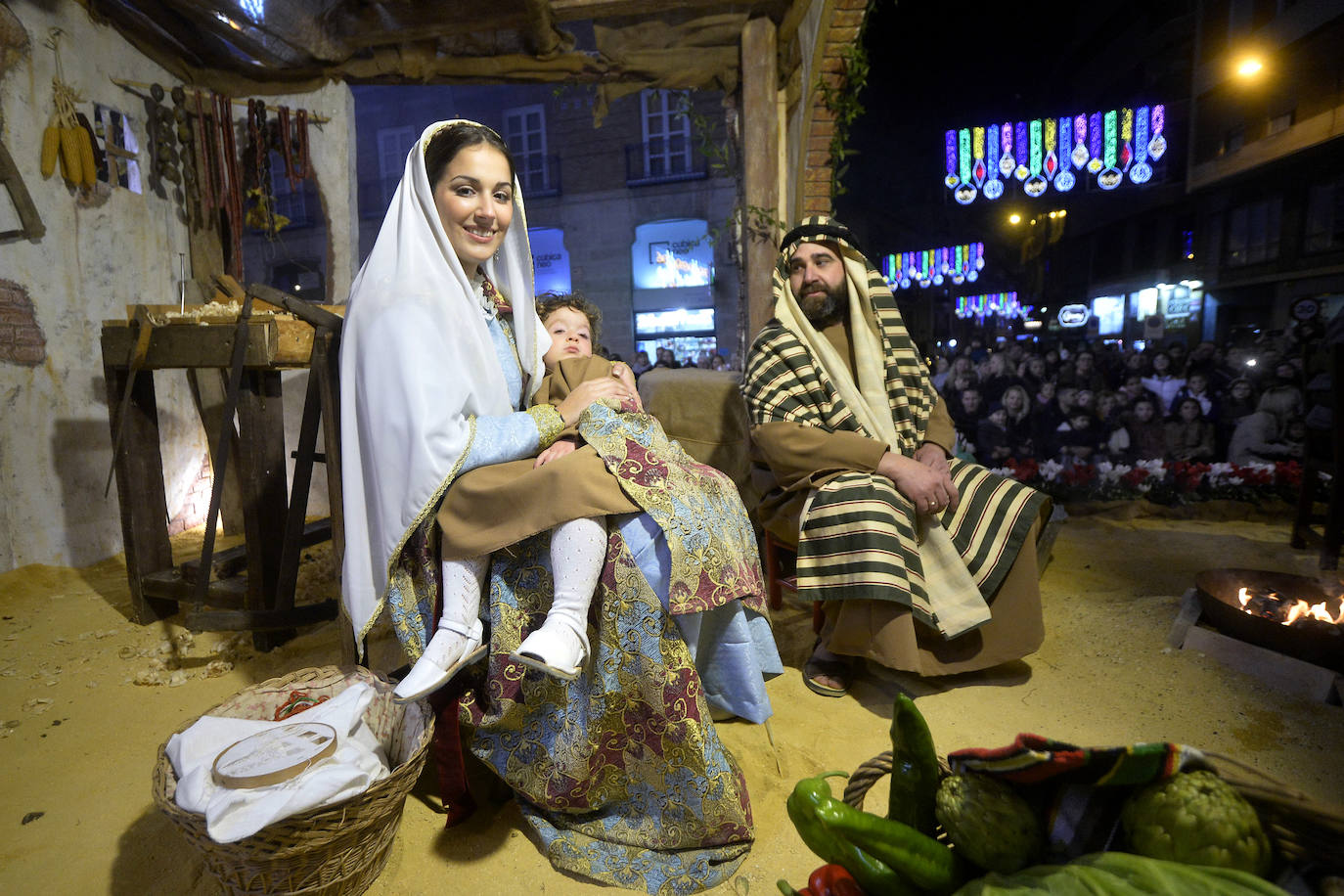 La cabalgata llena la ciudad de luz y sonido en un desfile con el cine como protagonista. 