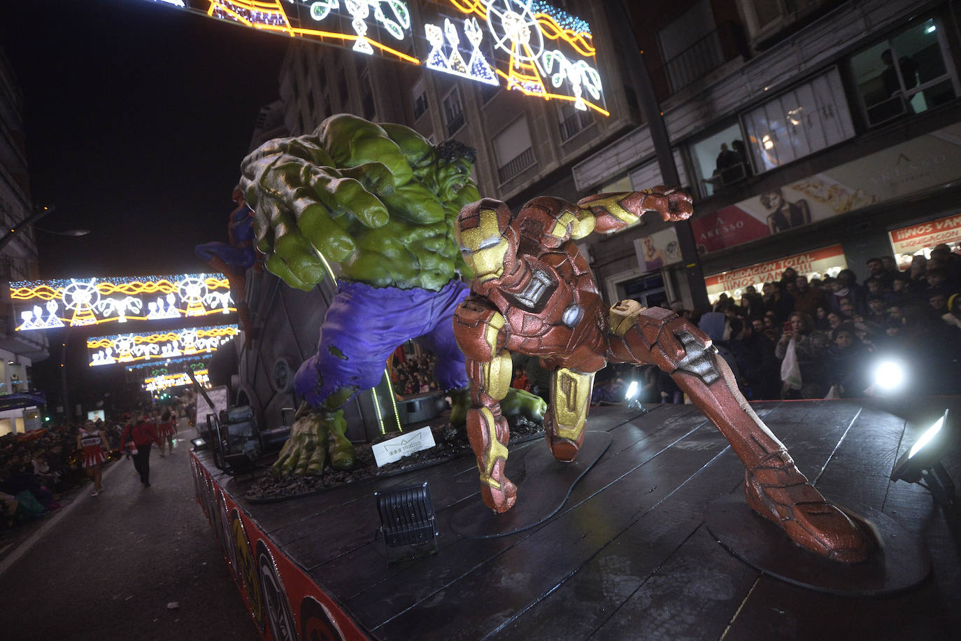 La cabalgata llena la ciudad de luz y sonido en un desfile con el cine como protagonista. 