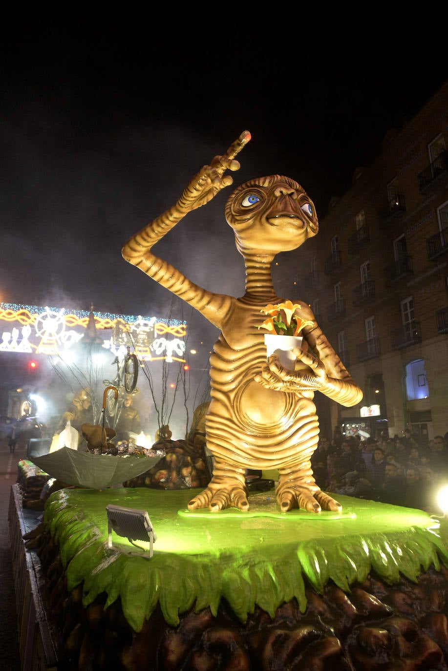 La cabalgata llena la ciudad de luz y sonido en un desfile con el cine como protagonista. 