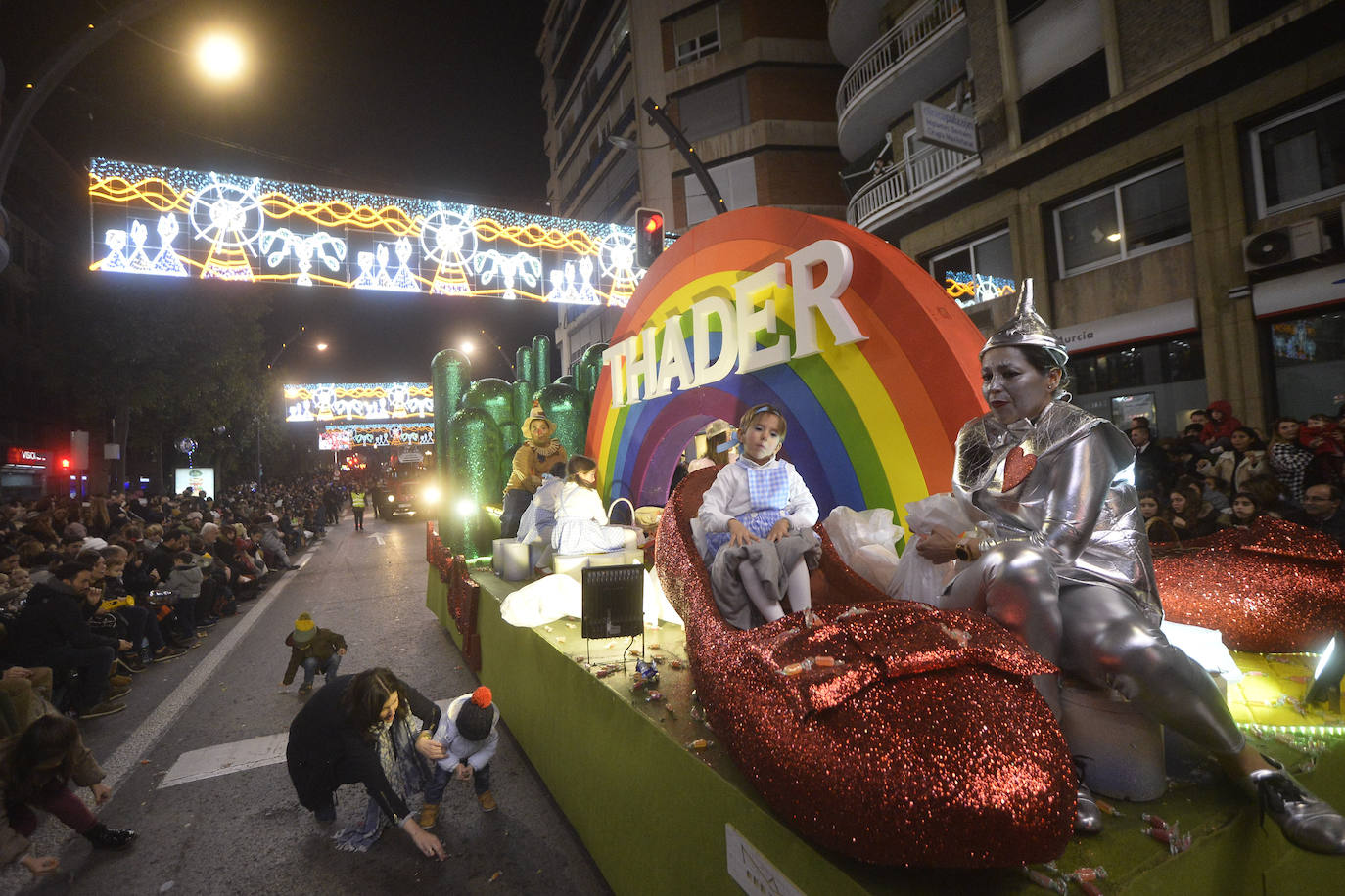 La cabalgata llena la ciudad de luz y sonido en un desfile con el cine como protagonista. 