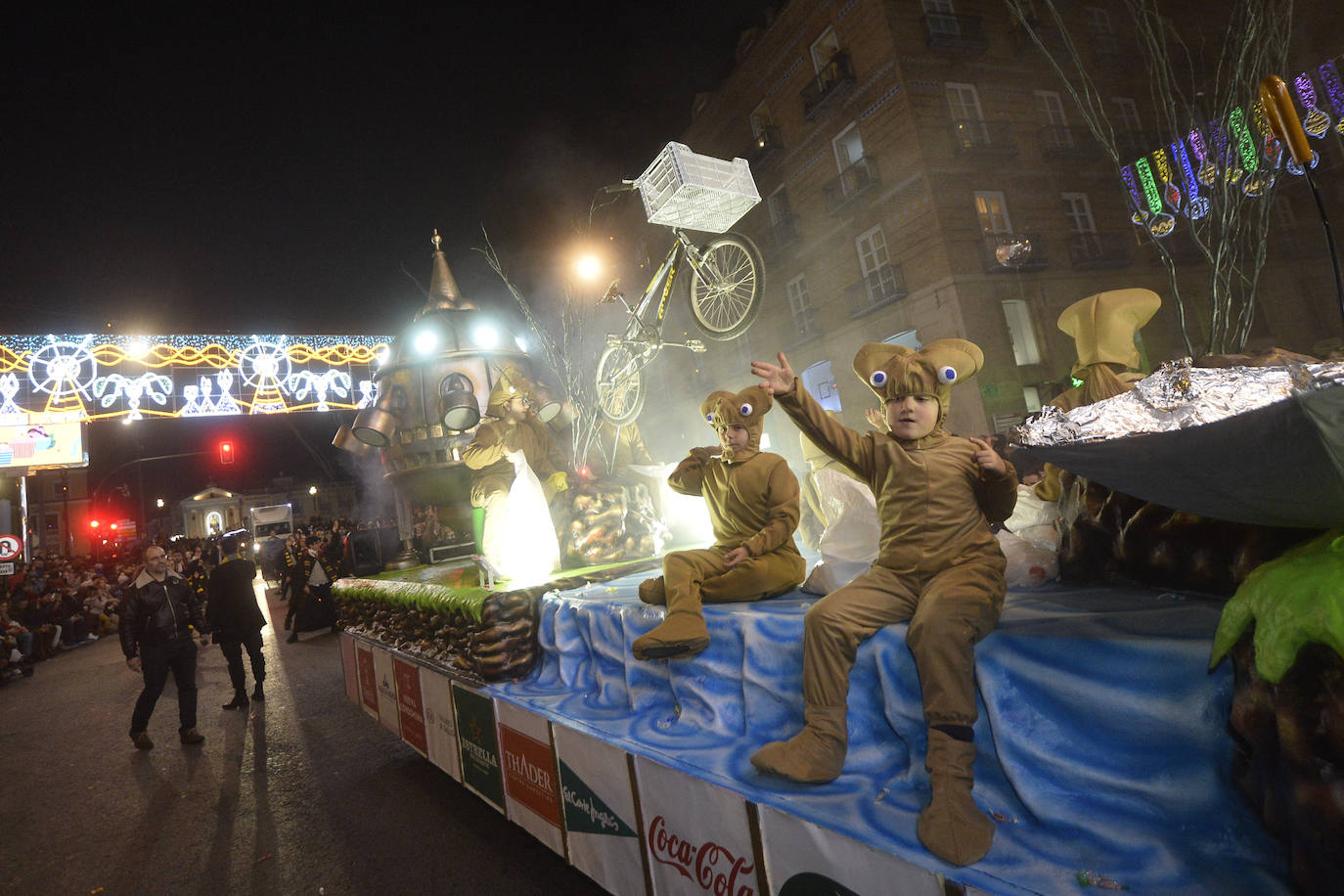 La cabalgata llena la ciudad de luz y sonido en un desfile con el cine como protagonista. 