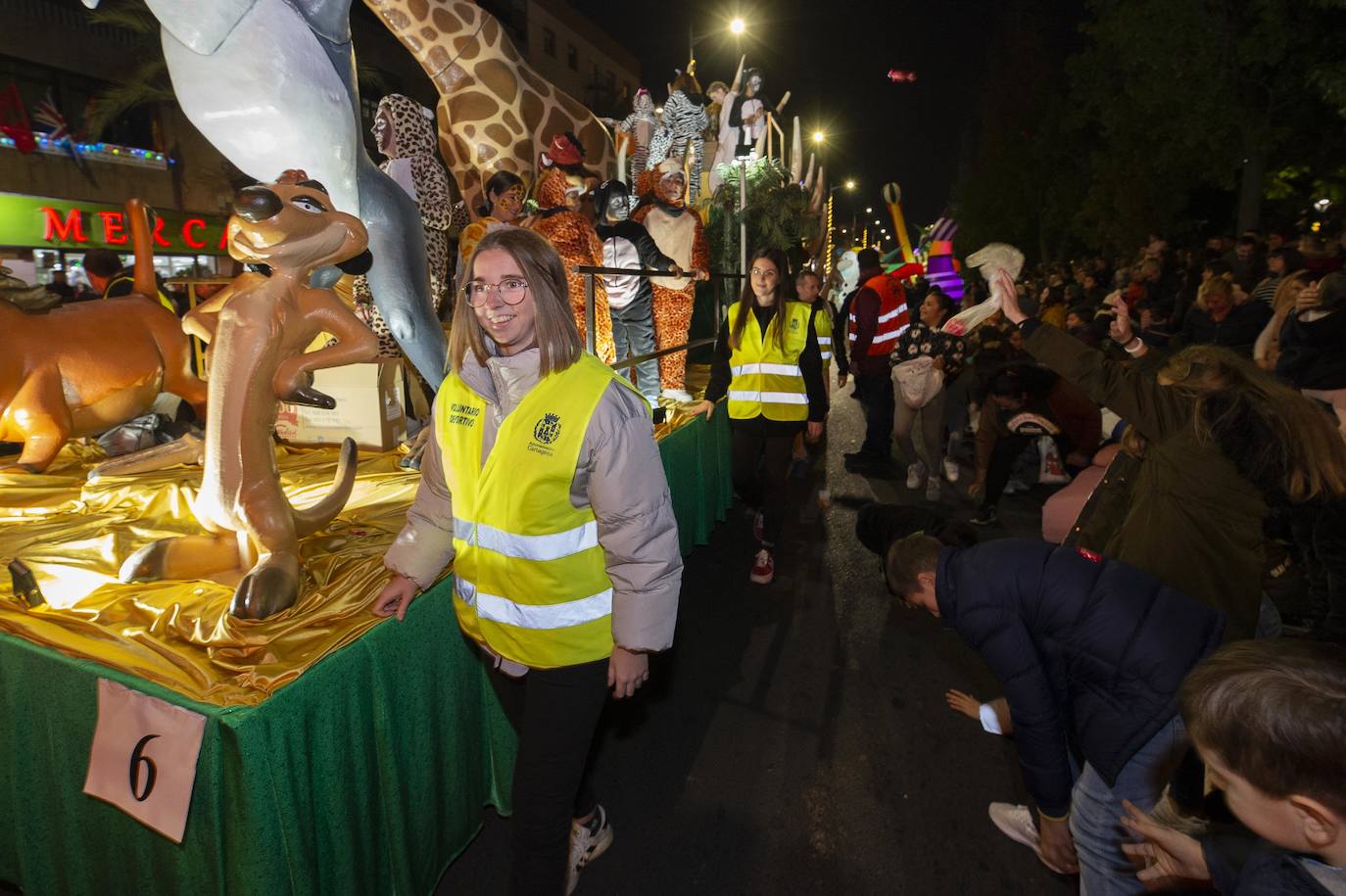 Sus Majestades fueron acogidos por miles de niños en Cartagena. 