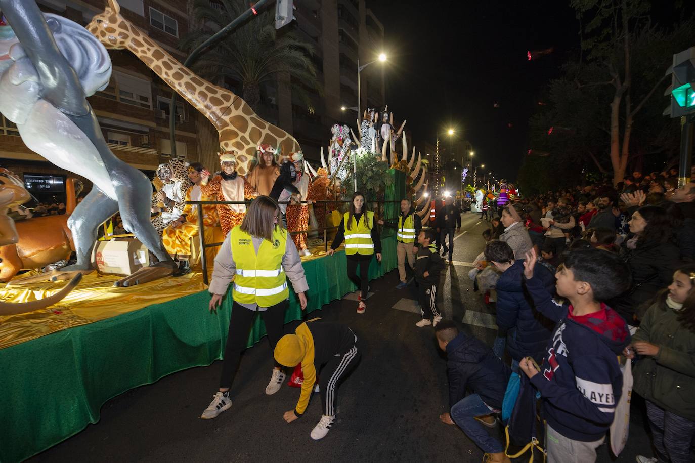 Sus Majestades fueron acogidos por miles de niños en Cartagena. 