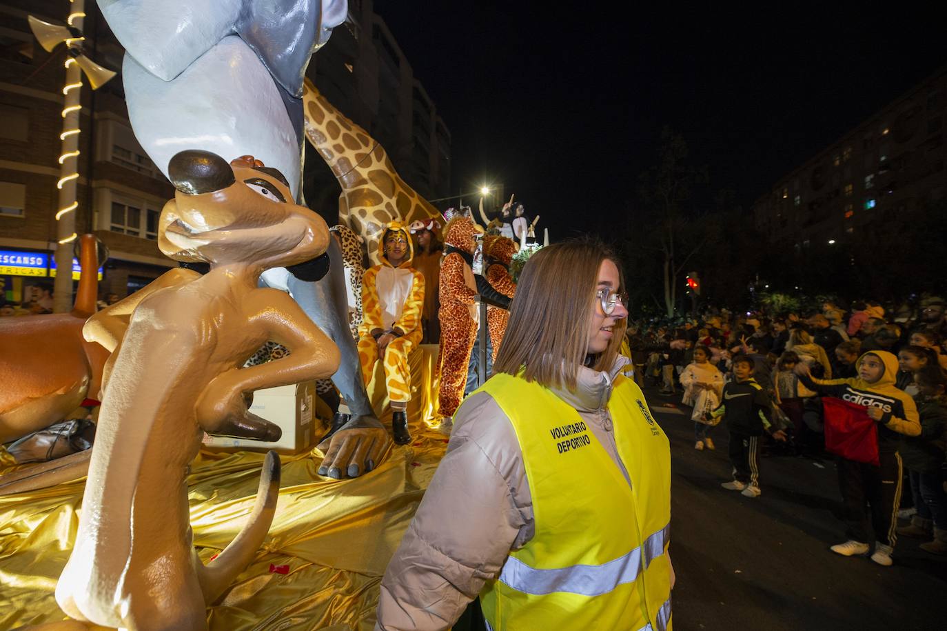 Sus Majestades fueron acogidos por miles de niños en Cartagena. 
