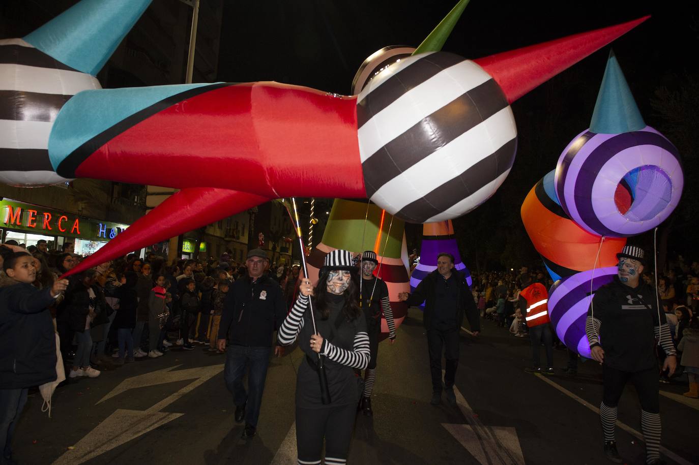 Sus Majestades fueron acogidos por miles de niños en Cartagena. 