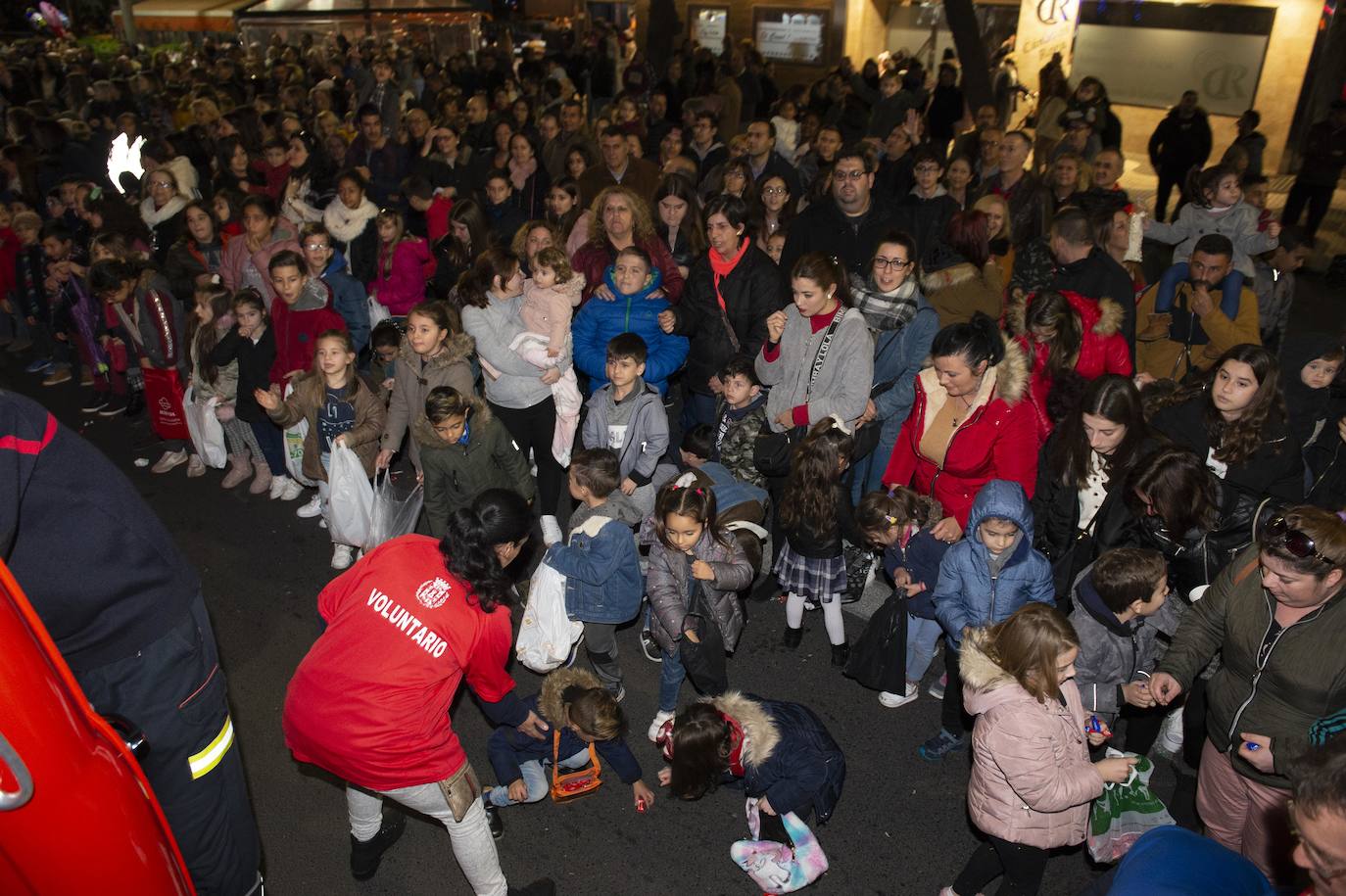 Sus Majestades fueron acogidos por miles de niños en Cartagena. 