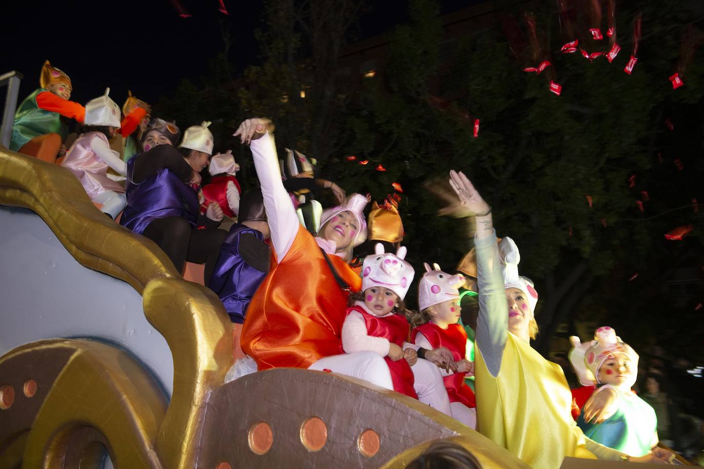 Sus Majestades fueron acogidos por miles de niños en Cartagena. 