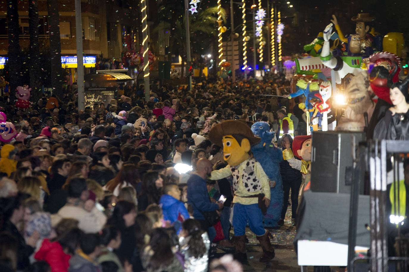 Sus Majestades fueron acogidos por miles de niños en Cartagena. 