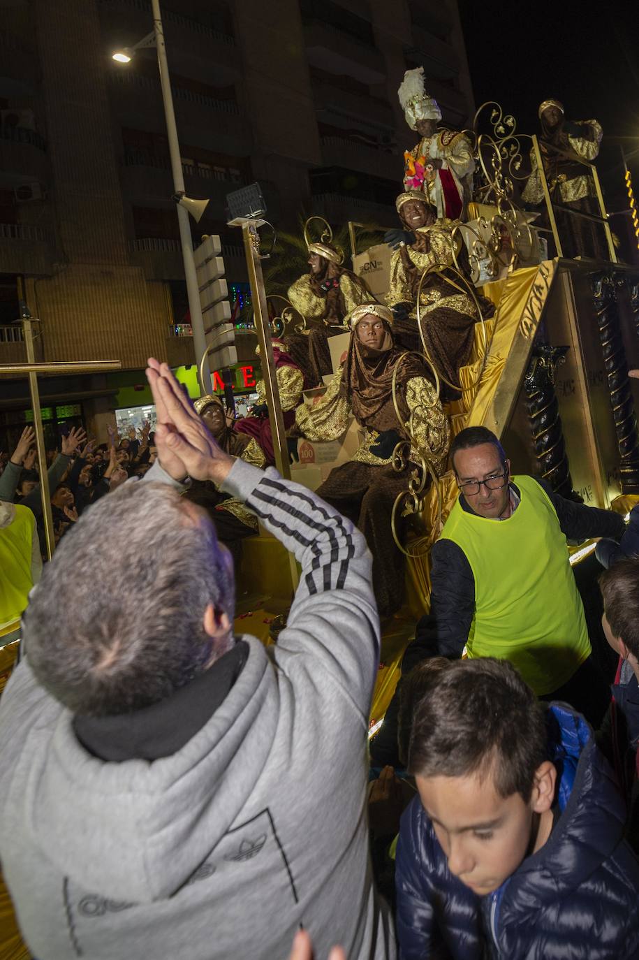 Sus Majestades fueron acogidos por miles de niños en Cartagena. 