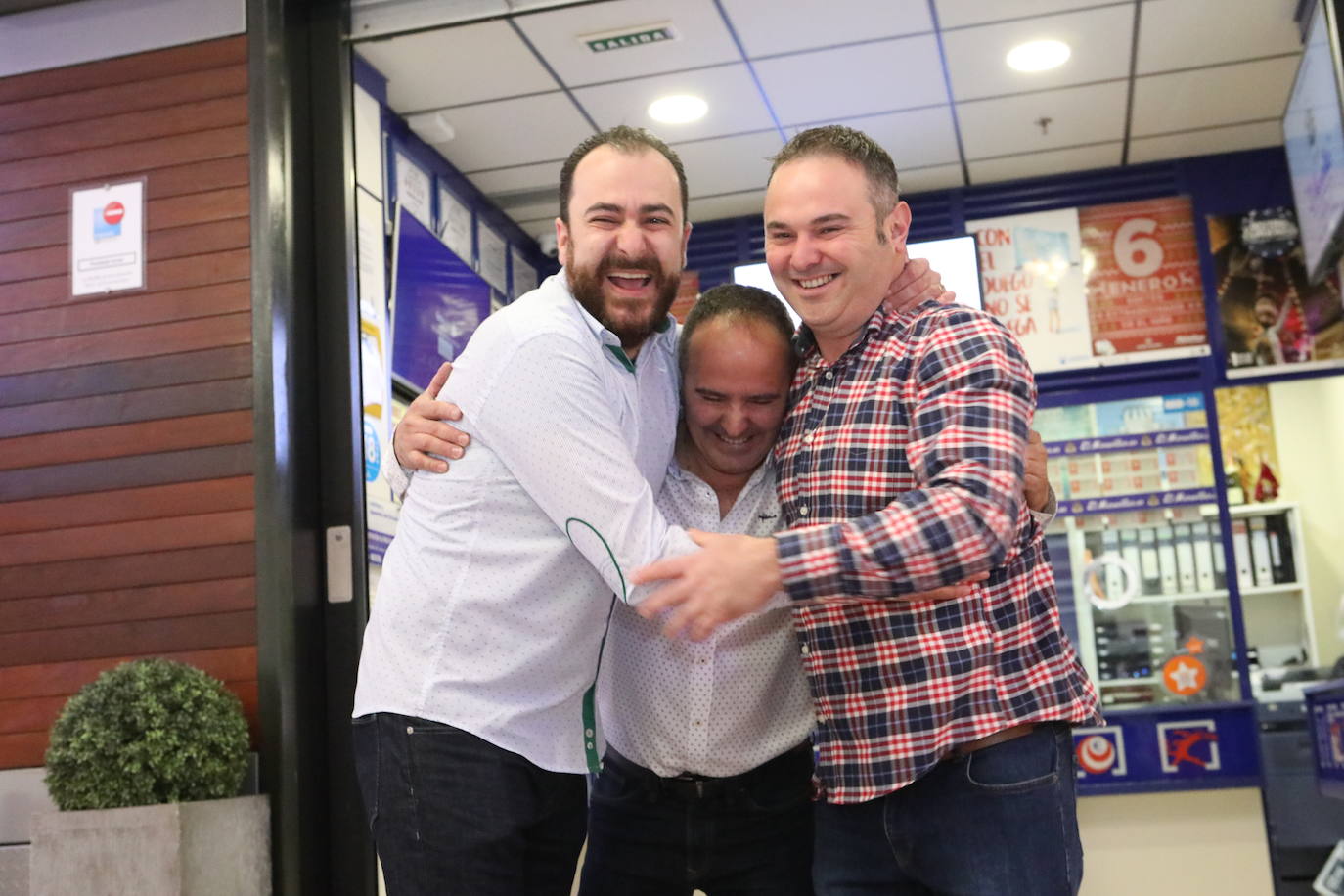 Los trabajadores de la administración de lotería de Lorca celebran el primer premio del Sorteo del Niño