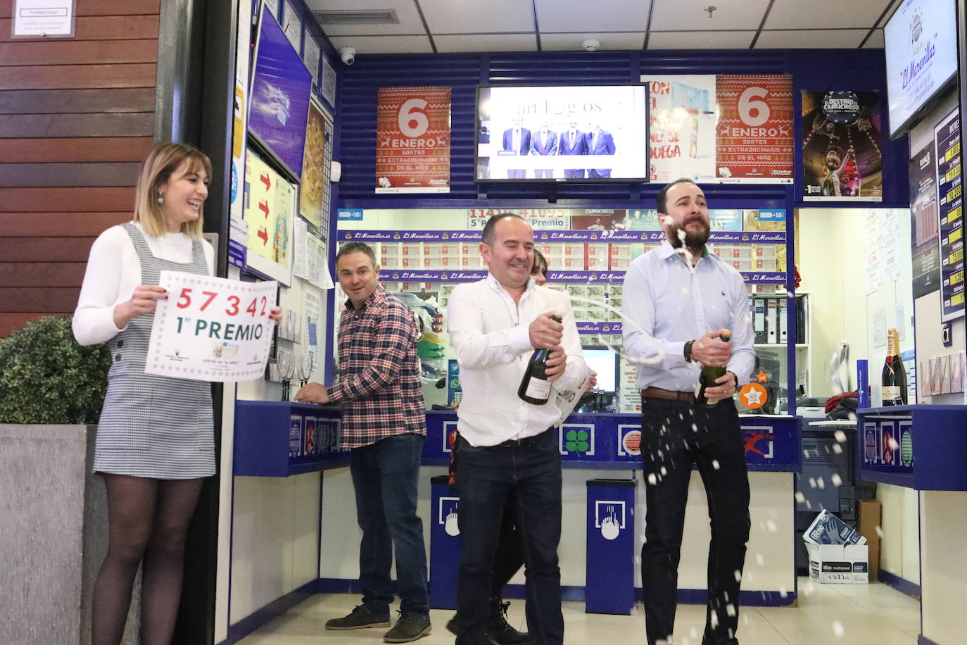 Los trabajadores de la administración de lotería de Lorca celebran el primer premio del Sorteo del Niño