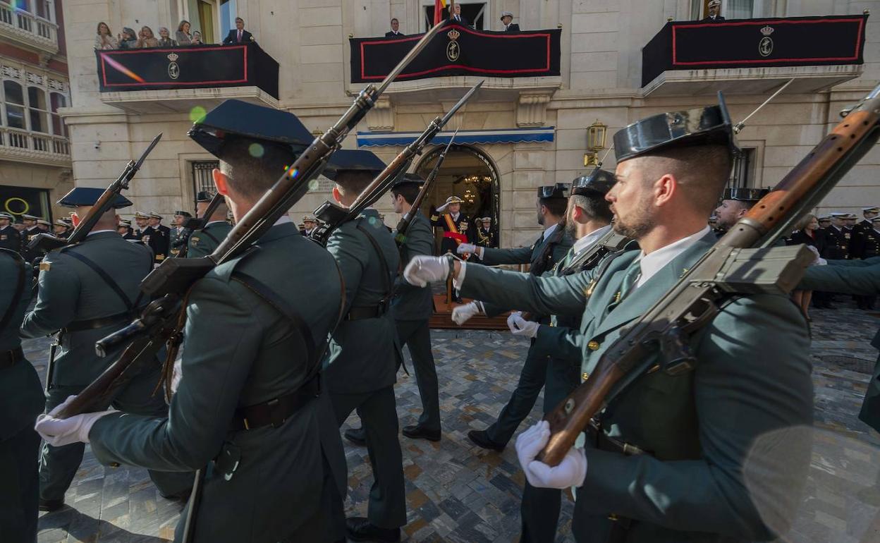 Desfile militar durante la celebración de la Pascua Militar en Cartagena. 