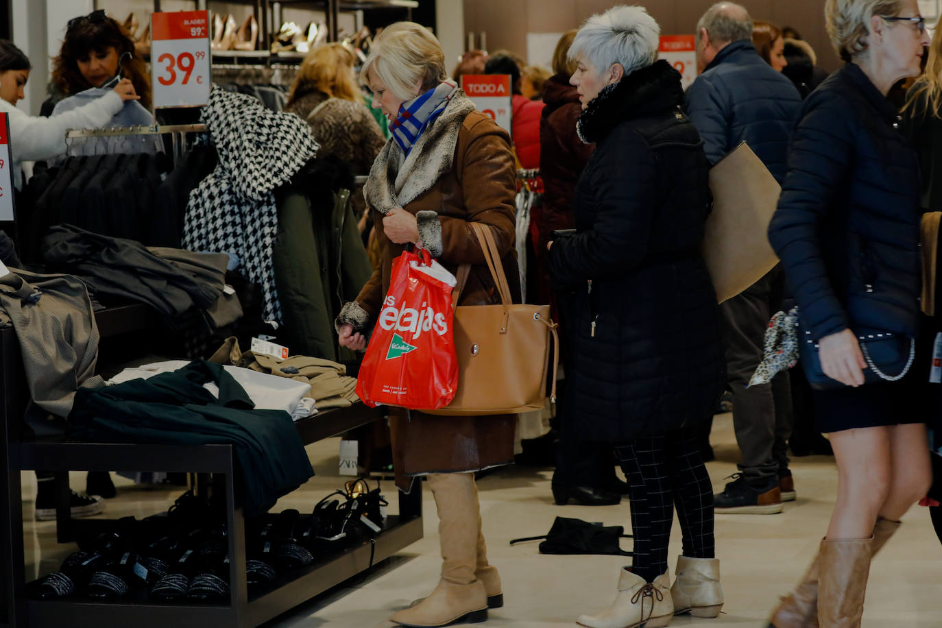 Los comercios de Murcia echan el resto para prolongar la dinámica de la campaña navideña con artículos promocionados hasta finales de febrero
