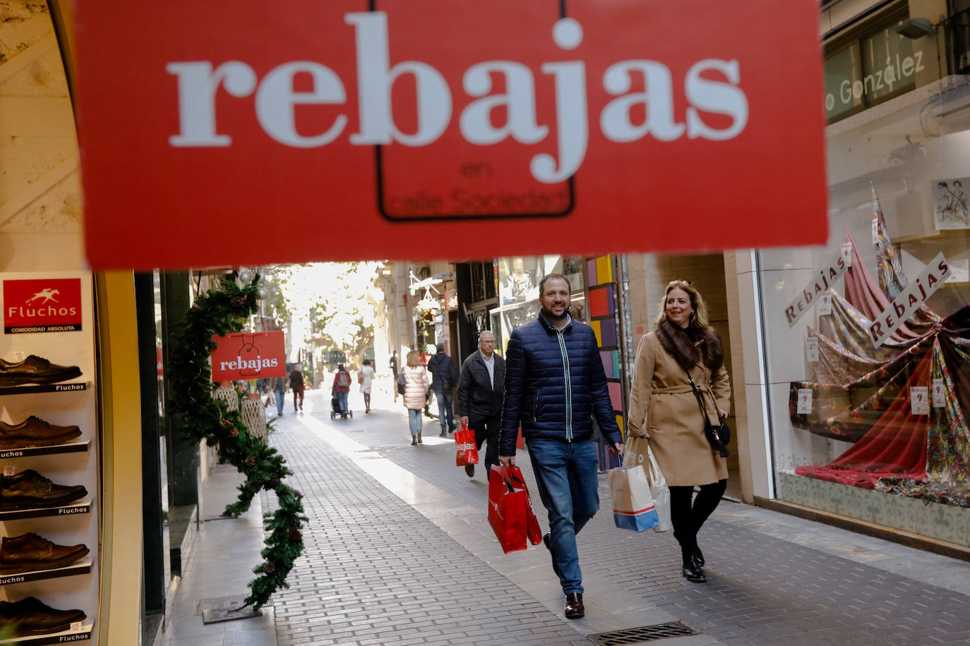Los comercios de Murcia echan el resto para prolongar la dinámica de la campaña navideña con artículos promocionados hasta finales de febrero
