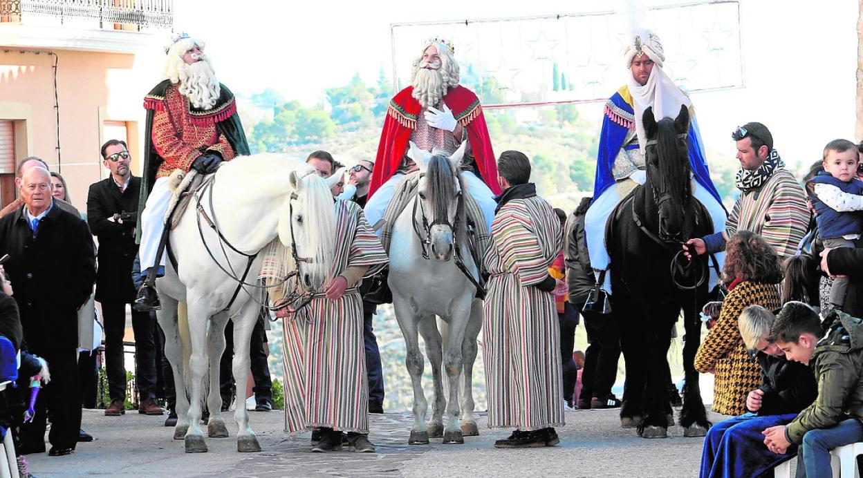 Los tres Reyes Magos entran a Aledo, ayer, en el inicio de la representación. 
