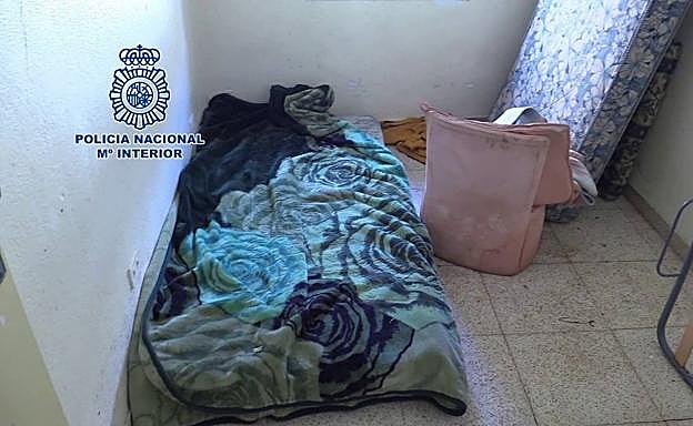 Una de las habitaciones de las viviendas okupadas, en Mula.