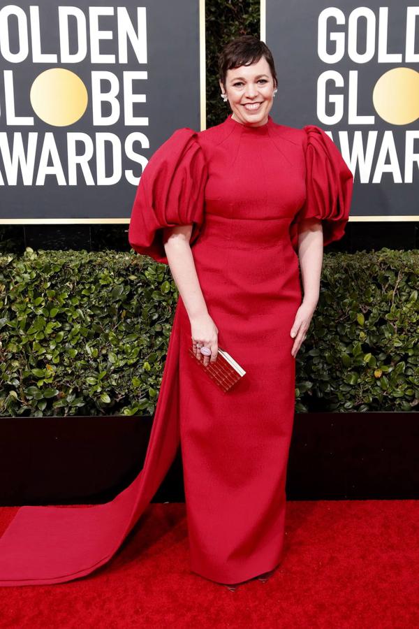 La ganadora del premio a mejor actriz de serie dramática Olivia Colman también apostó por el color rojo y las mangas abullonadas.