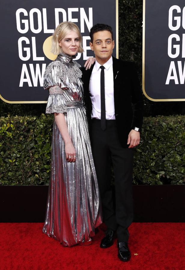 Lucy Boynton, que posó junto al actor Rami Malek, triunfó con su look de belleza en tonos metálicos.