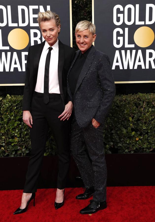 Ellen DeGeneres que posa junto a su pareja acudió como es habitual con un traje negro de brillantes.