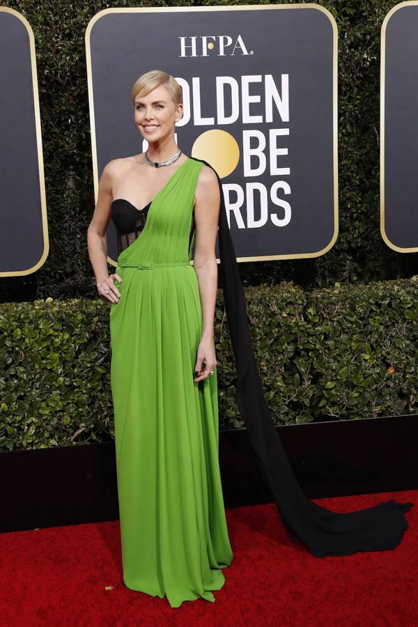 Charlize Theron se atrevió con un vestido color verde pistacho firmado por Dior que le quedaba de maravilla.