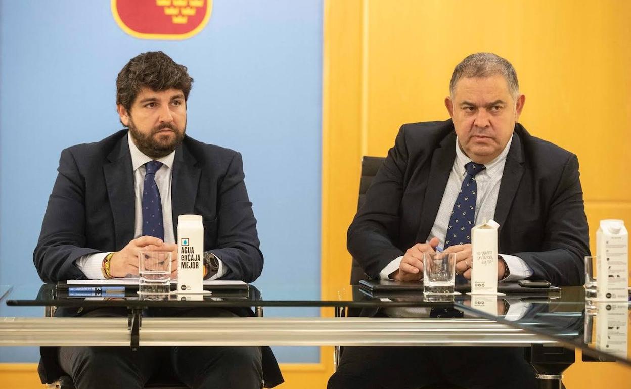 El jefe del Ejecutivo regional, Fernando López Miras, y el presidente del Scrats, Lucas Jiménez, durante la reunión de este miércoles.