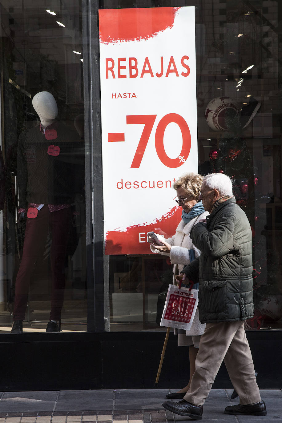 Las tiendas hacen descuentos de entre el 20% y el 70% para resarcirse de un otoño flojo.