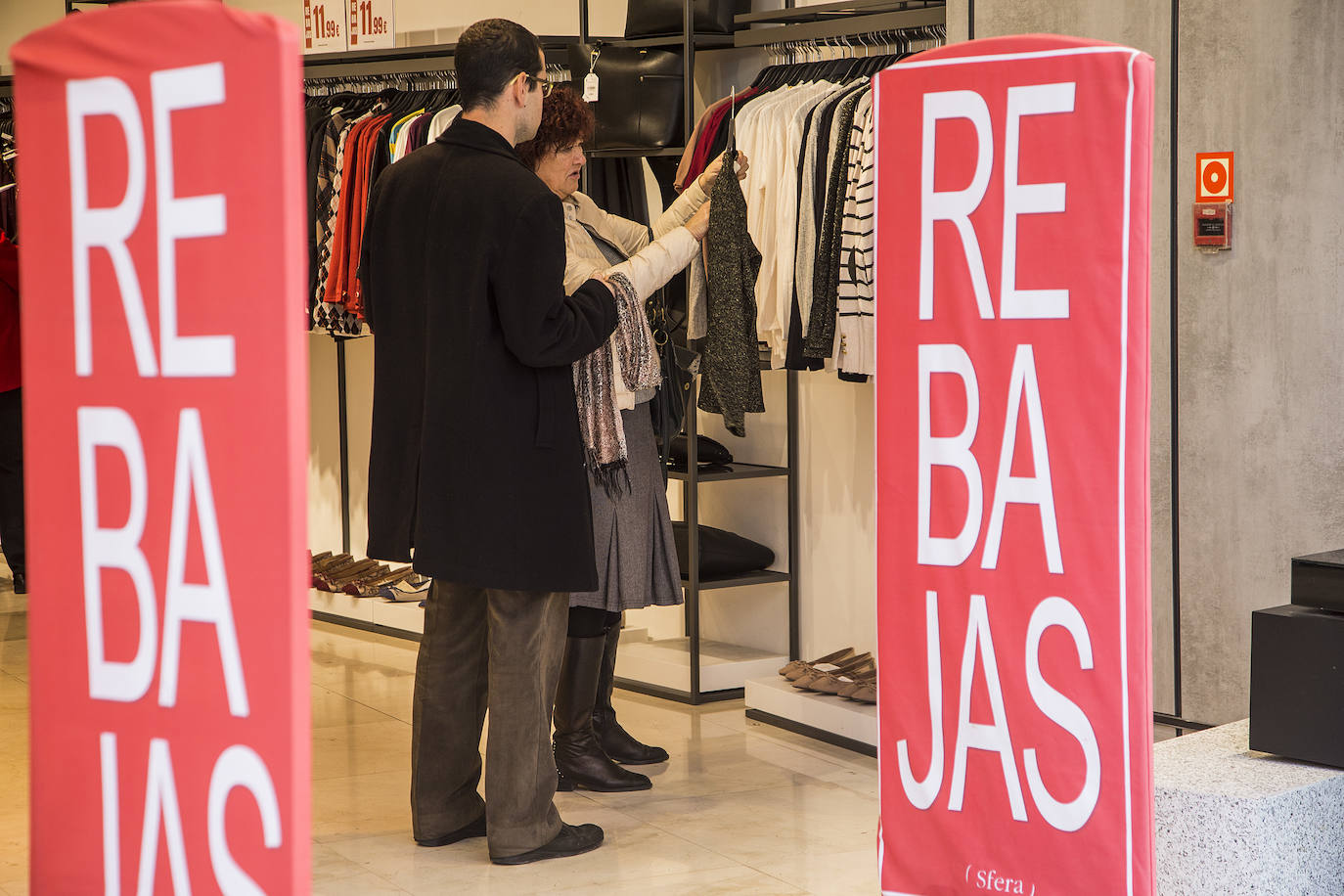 Las tiendas hacen descuentos de entre el 20% y el 70% para resarcirse de un otoño flojo.