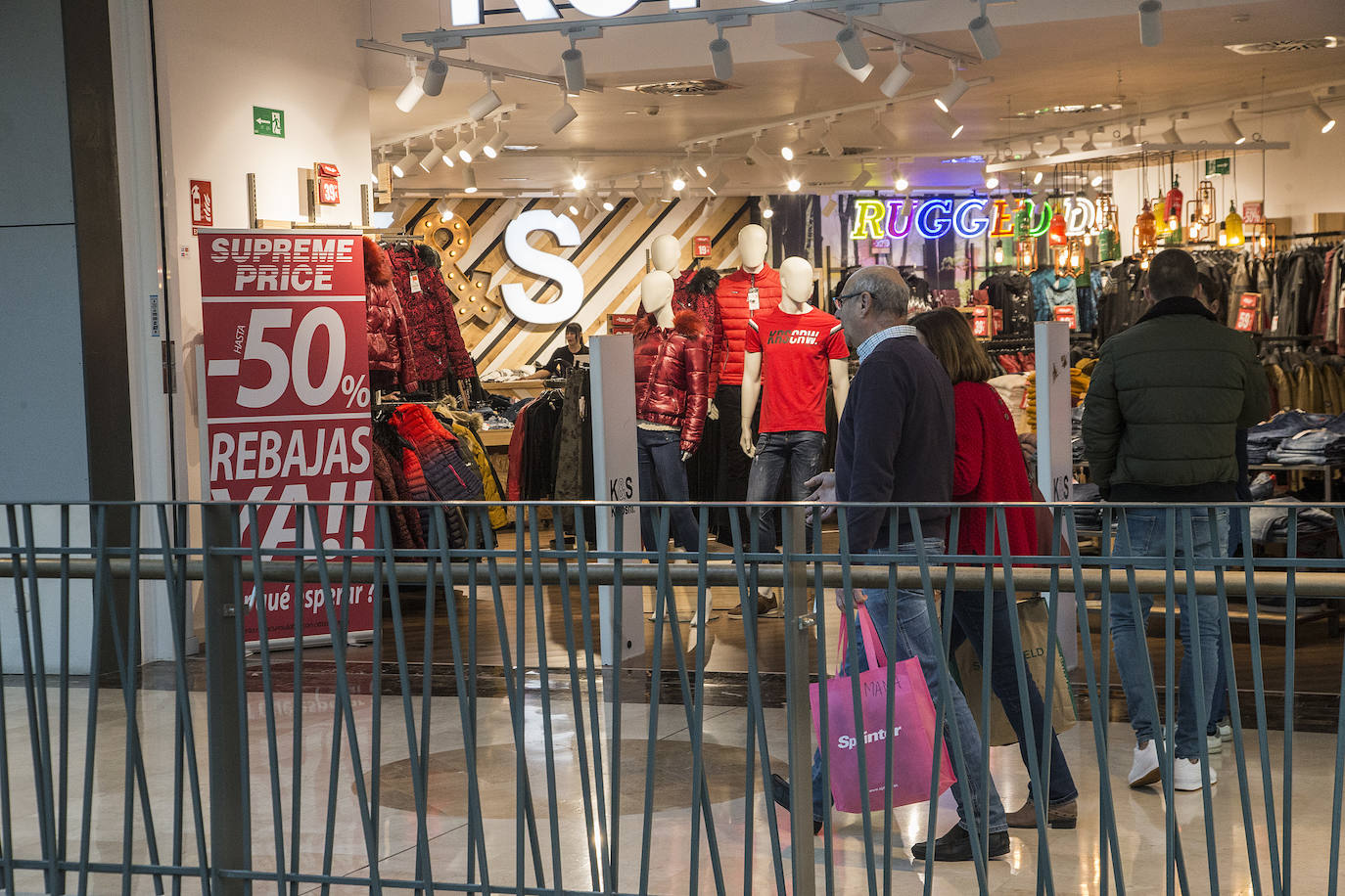 Las tiendas hacen descuentos de entre el 20% y el 70% para resarcirse de un otoño flojo.