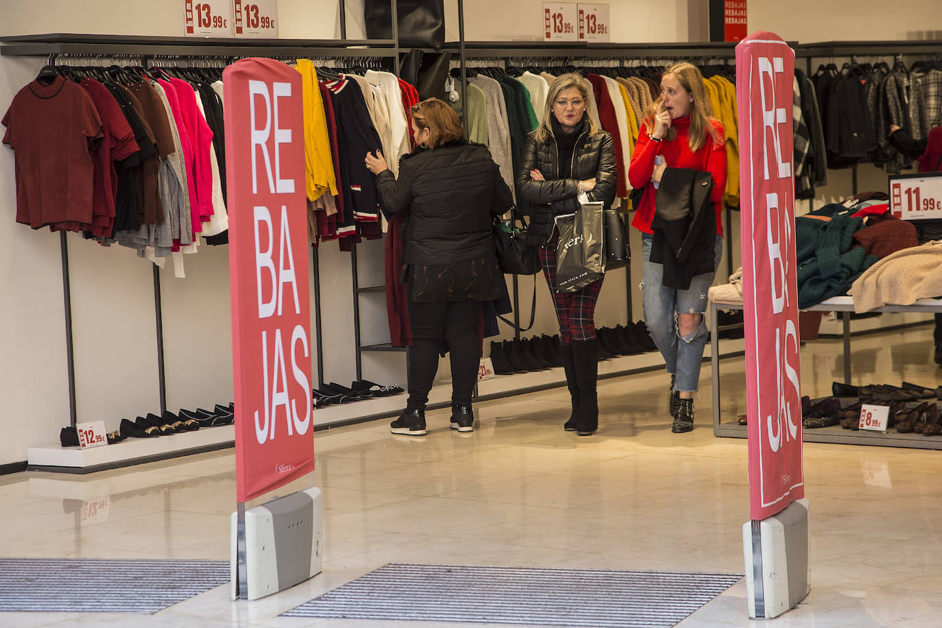 Las tiendas hacen descuentos de entre el 20% y el 70% para resarcirse de un otoño flojo.